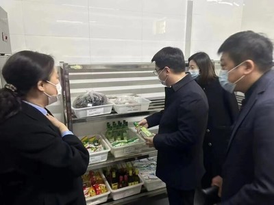 加大督导检查力度，推动食品安全“两个责任”落地落实